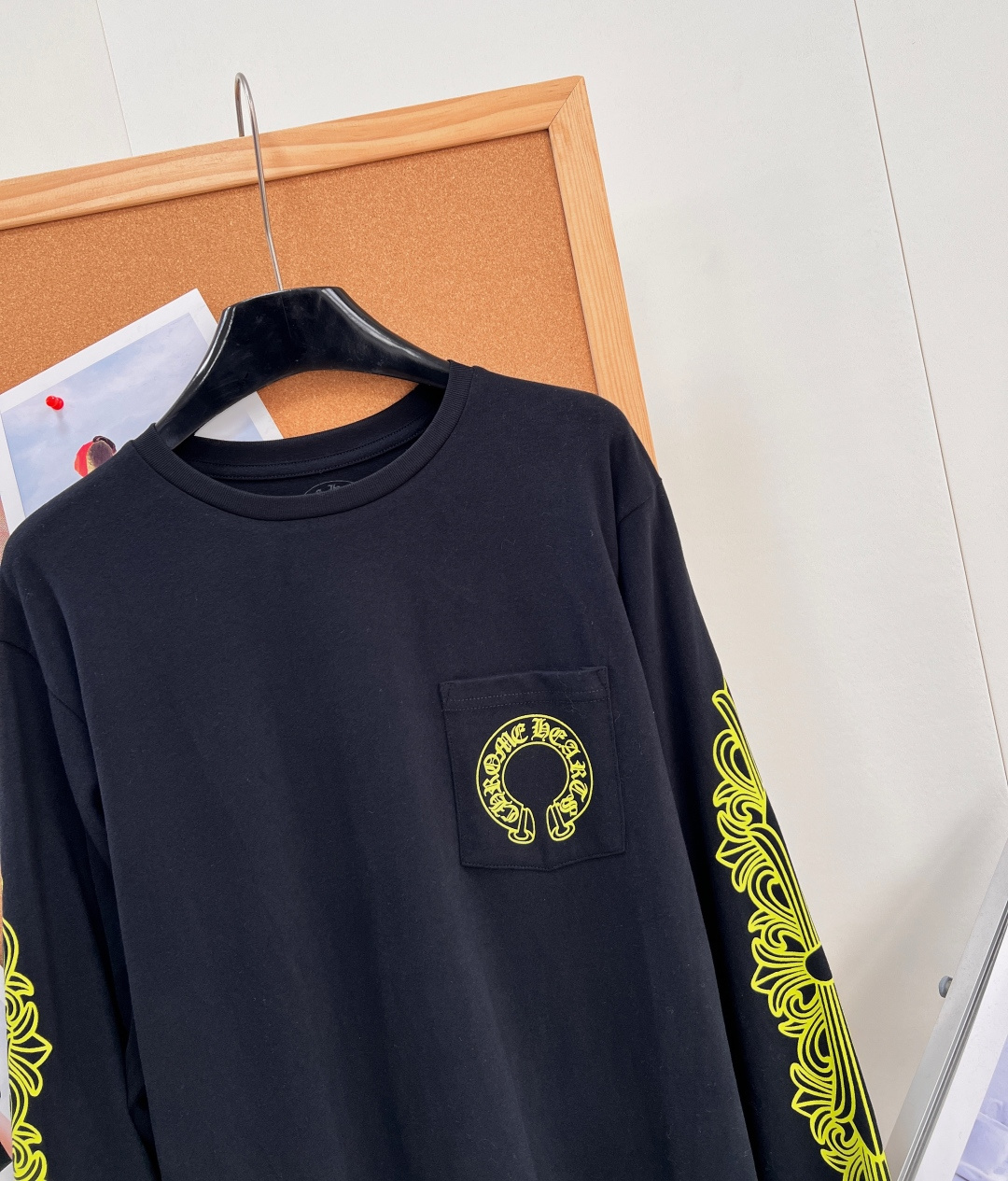 🆕 CHROME HEARTS 克罗心梵文马蹄麒麟臂长袖T恤,颠覆经典,暗黑美学再升级!以标志性十字马蹄元素为灵感,注入 🆕 CHROME HEARTS 克罗心梵文马蹄麒麟臂长袖T恤,颠覆经典,暗黑美学再升级!以标志性十字马蹄元素为灵感,注入