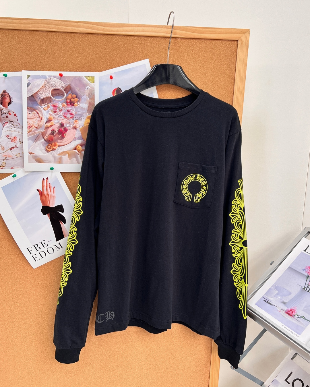 🆕 CHROME HEARTS 克罗心梵文马蹄麒麟臂长袖T恤,颠覆经典,暗黑美学再升级!以标志性十字马蹄元素为灵感,注入 🆕 CHROME HEARTS 克罗心梵文马蹄麒麟臂长袖T恤,颠覆经典,暗黑美学再升级!以标志性十字马蹄元素为灵感,注入