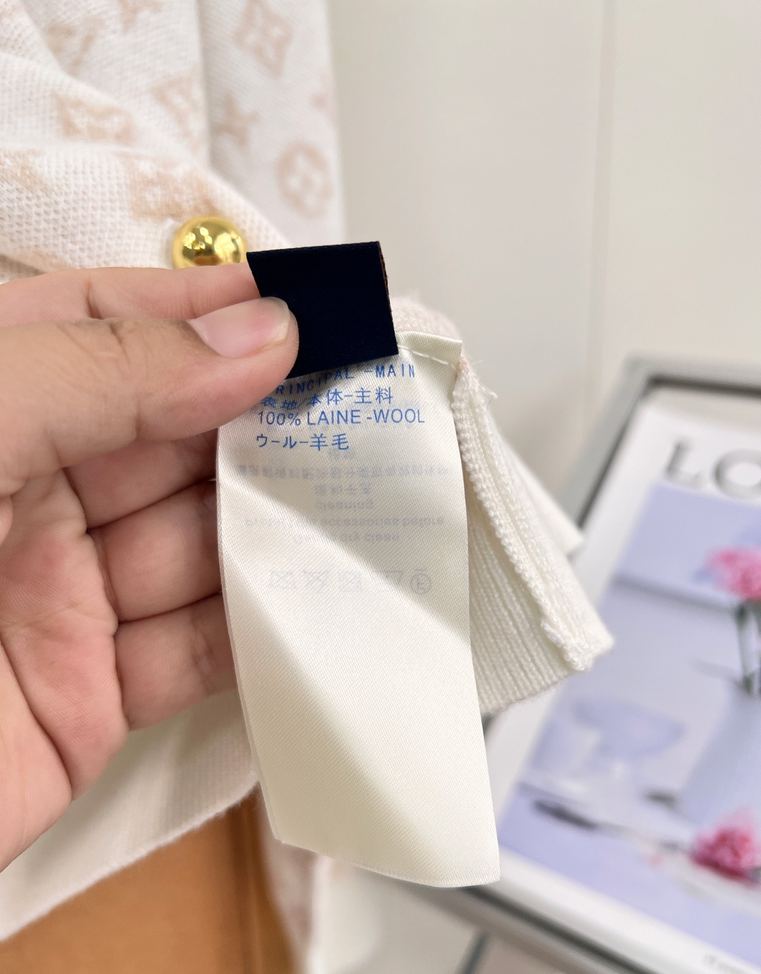 🆕LOUIS VUITTON 老花提花针织开衫|温柔老钱风通勤刚需✨ 米白/浅灰双配色,低调耐看不张扬。 整件满幅经典老 🆕LOUIS VUITTON 老花提花针织开衫|温柔老钱风通勤刚需✨ 米白/浅灰双配色,低调耐看不张扬。 整件满幅经典老