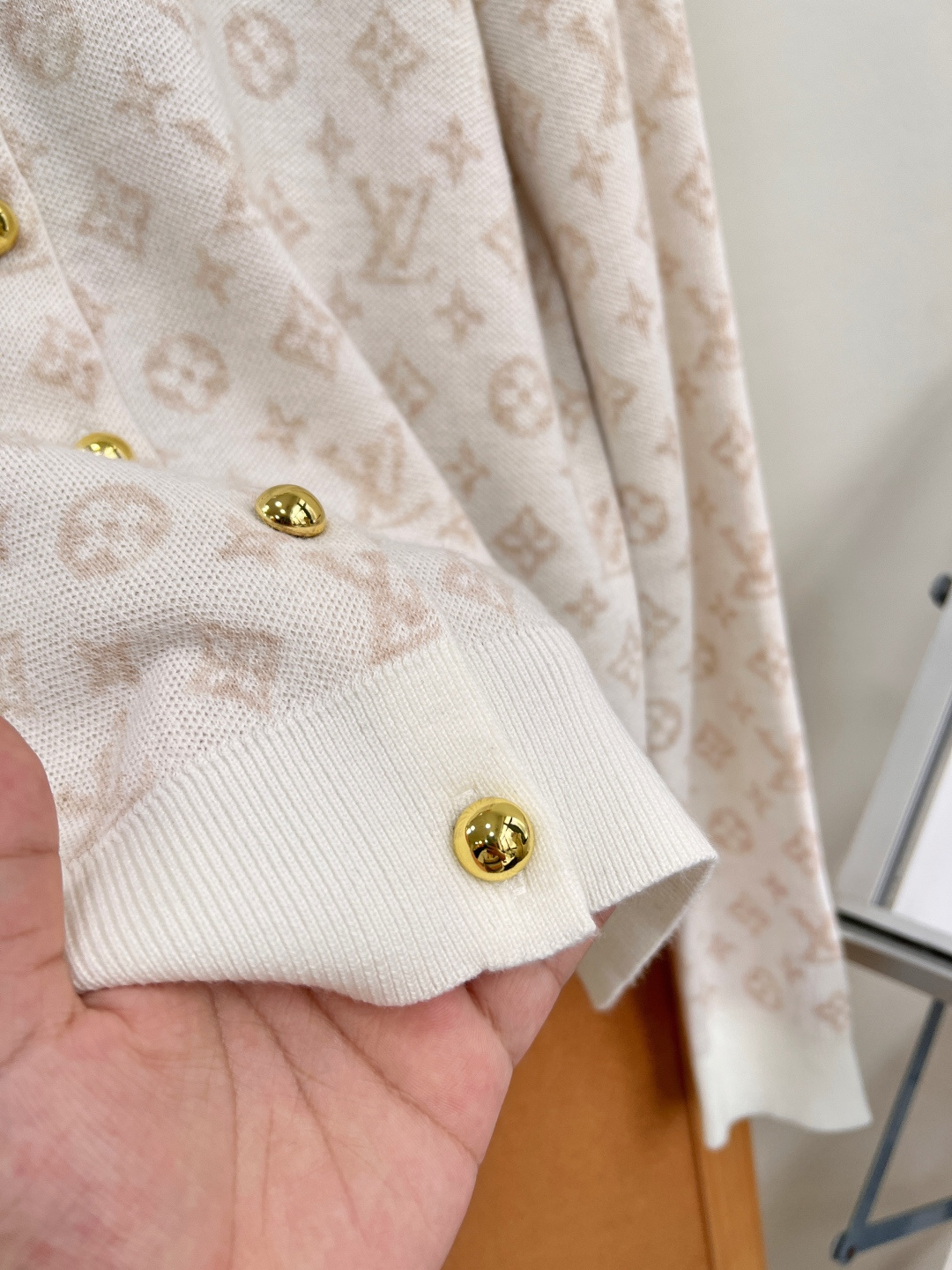 🆕LOUIS VUITTON 老花提花针织开衫|温柔老钱风通勤刚需✨ 米白/浅灰双配色,低调耐看不张扬。 整件满幅经典老 🆕LOUIS VUITTON 老花提花针织开衫|温柔老钱风通勤刚需✨ 米白/浅灰双配色,低调耐看不张扬。 整件满幅经典老