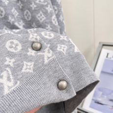 🆕LOUIS VUITTON 老花提花针织开衫|温柔老钱风通勤刚需✨ 米白/浅灰双配色,低调耐看不张扬。 整件满幅经典老 🆕LOUIS VUITTON 老花提花针织开衫|温柔老钱风通勤刚需✨ 米白/浅灰双配色,低调耐看不张扬。 整件满幅经典老