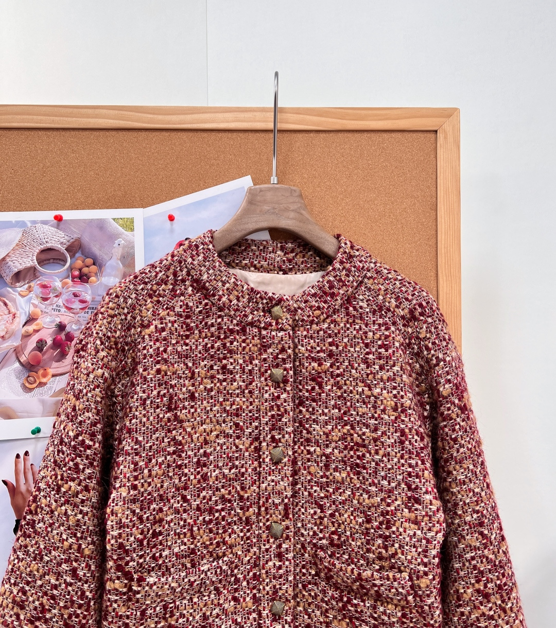 🆕Loro Piana26秋冬花呢粗纺短外套,复古氛围感老钱风✨酒红混金棕杂色花呢,混纺粗纺肌理感满满,色调浓郁复古,自 🆕Loro Piana26秋冬花呢粗纺短外套,复古氛围感老钱风✨酒红混金棕杂色花呢,混纺粗纺肌理感满满,色调浓郁复古,自