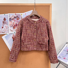 🆕Loro Piana26秋冬花呢粗纺短外套,复古氛围感老钱风✨酒红混金棕杂色花呢,混纺粗纺肌理感满满,色调浓郁复古,自 🆕Loro Piana26秋冬花呢粗纺短外套,复古氛围感老钱风✨酒红混金棕杂色花呢,混纺粗纺肌理感满满,色调浓郁复古,自