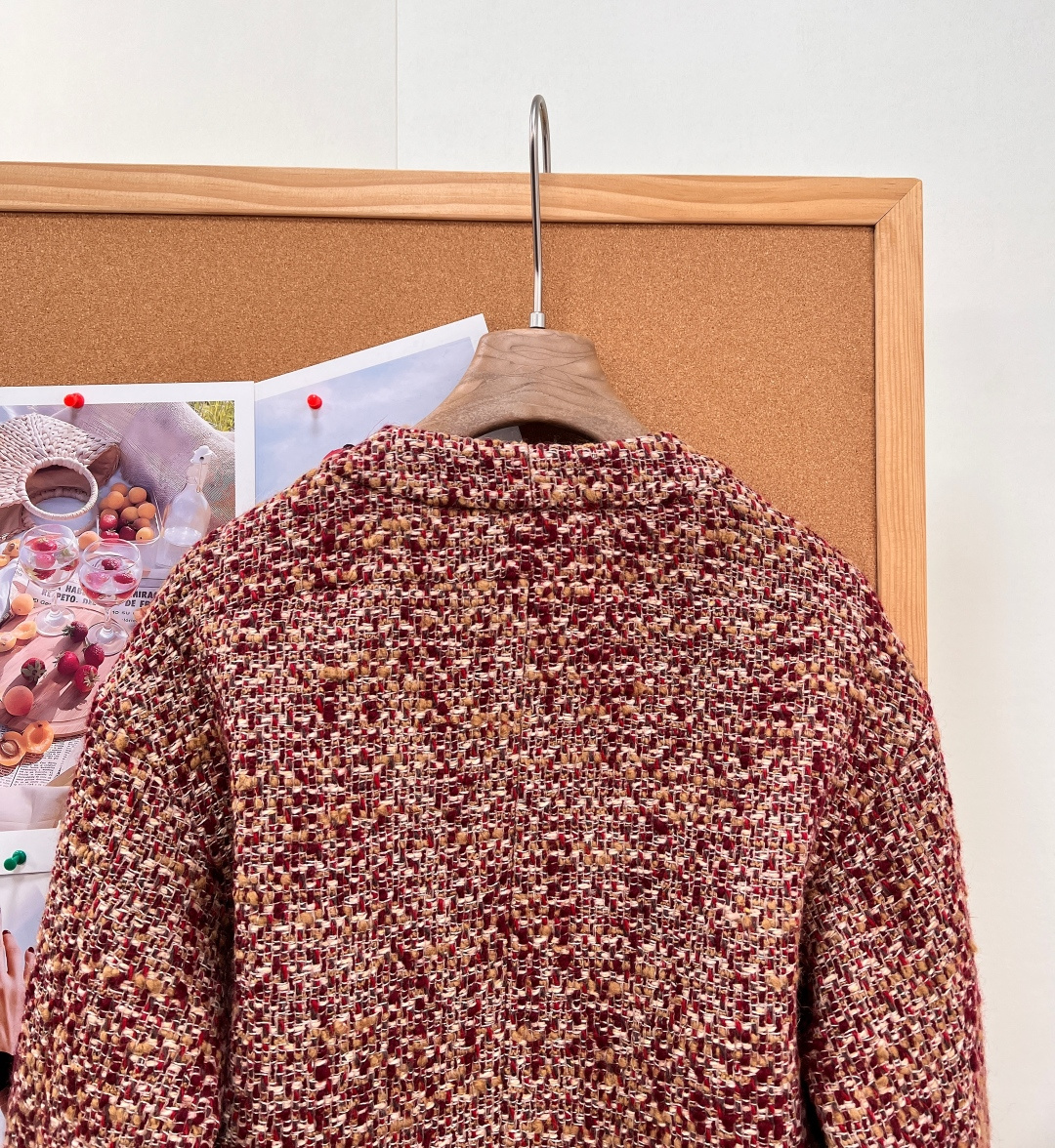 🆕Loro Piana26秋冬花呢粗纺短外套,复古氛围感老钱风✨酒红混金棕杂色花呢,混纺粗纺肌理感满满,色调浓郁复古,自 🆕Loro Piana26秋冬花呢粗纺短外套,复古氛围感老钱风✨酒红混金棕杂色花呢,混纺粗纺肌理感满满,色调浓郁复古,自
