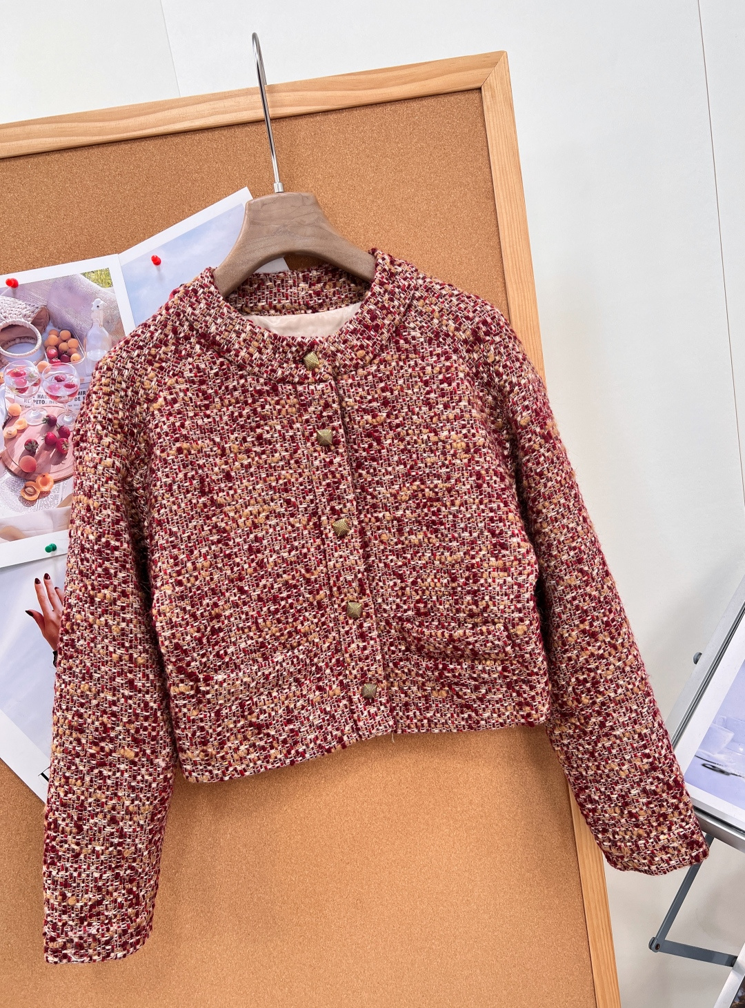 🆕Loro Piana26秋冬花呢粗纺短外套,复古氛围感老钱风✨酒红混金棕杂色花呢,混纺粗纺肌理感满满,色调浓郁复古,自 🆕Loro Piana26秋冬花呢粗纺短外套,复古氛围感老钱风✨酒红混金棕杂色花呢,混纺粗纺肌理感满满,色调浓郁复古,自