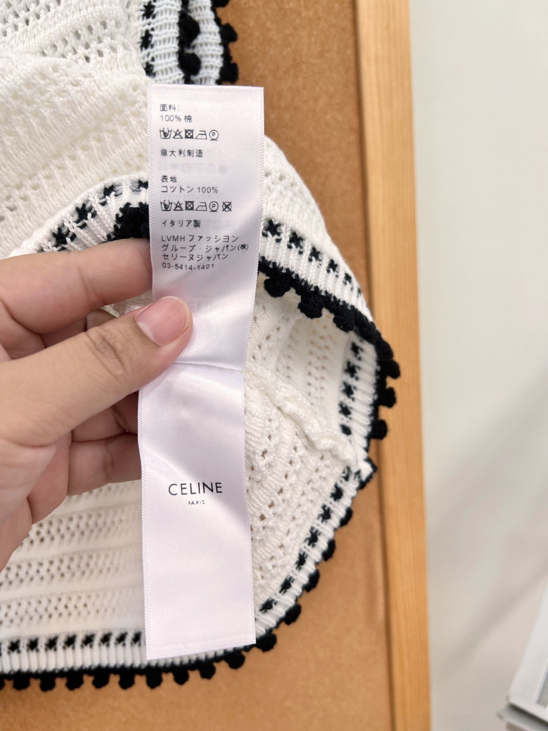 🆕Celine赛琳凯旋门镂空针织短款背心｜法式复古少女感✨黑白撞色花边太有氛围感，夏日清爽氛围感直接拉满。 整体镂空横条