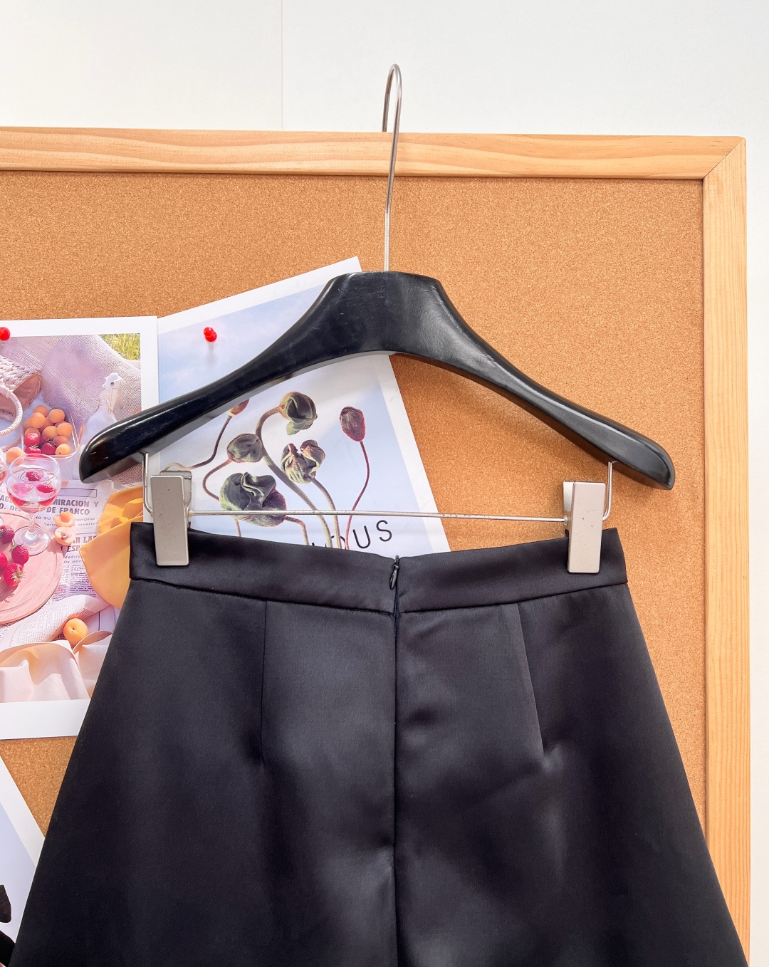 🖤JORYA卓雅重工订钻绸缎裙裤|甜酷贵气少女感✨ 高级黑色绸缎面料,顺滑自带柔光质感,垂坠感出众。 下摆一圈手工重工钉 🖤JORYA卓雅重工订钻绸缎裙裤|甜酷贵气少女感✨ 高级黑色绸缎面料,顺滑自带柔光质感,垂坠感出众。 下摆一圈手工重工钉