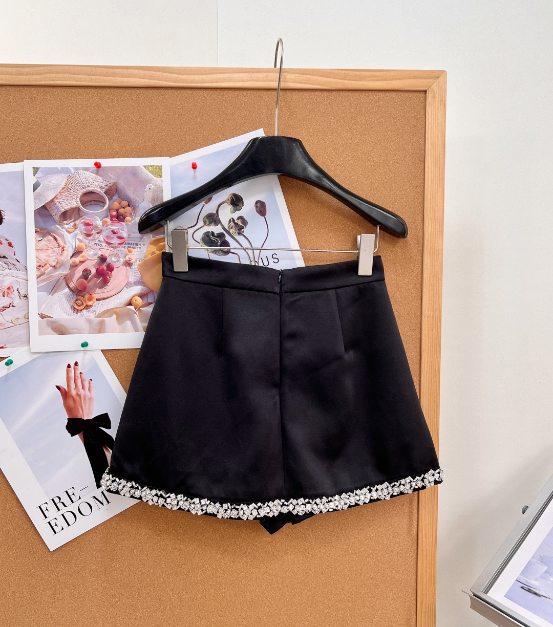 🖤JORYA卓雅重工订钻绸缎裙裤|甜酷贵气少女感✨ 高级黑色绸缎面料,顺滑自带柔光质感,垂坠感出众。 下摆一圈手工重工钉 🖤JORYA卓雅重工订钻绸缎裙裤|甜酷贵气少女感✨ 高级黑色绸缎面料,顺滑自带柔光质感,垂坠感出众。 下摆一圈手工重工钉