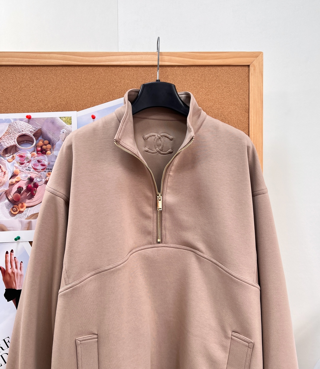 🆕CHANEL🤎小香26早秋奶茶色半拉链卫衣,松弛显贵氛围感✨早秋本命温柔驼调奶茶色,不挑黄皮,上身自带柔焦滤镜,耐看又 🆕CHANEL🤎小香26早秋奶茶色半拉链卫衣,松弛显贵氛围感✨早秋本命温柔驼调奶茶色,不挑黄皮,上身自带柔焦滤镜,耐看又