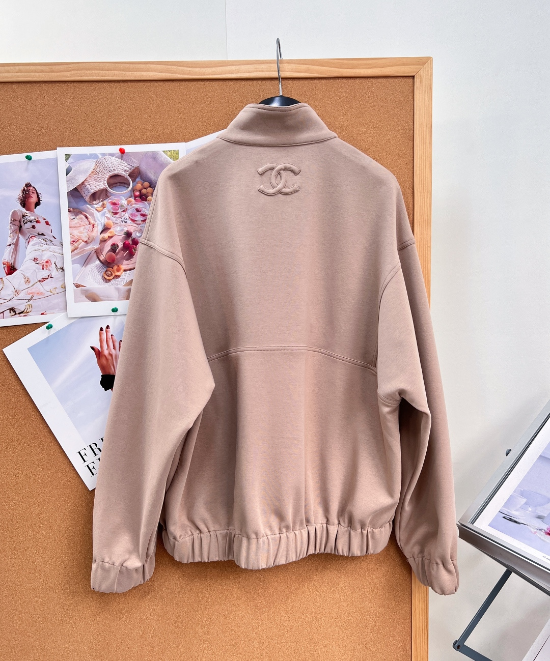 🆕CHANEL🤎小香26早秋奶茶色半拉链卫衣,松弛显贵氛围感✨早秋本命温柔驼调奶茶色,不挑黄皮,上身自带柔焦滤镜,耐看又 🆕CHANEL🤎小香26早秋奶茶色半拉链卫衣,松弛显贵氛围感✨早秋本命温柔驼调奶茶色,不挑黄皮,上身自带柔焦滤镜,耐看又