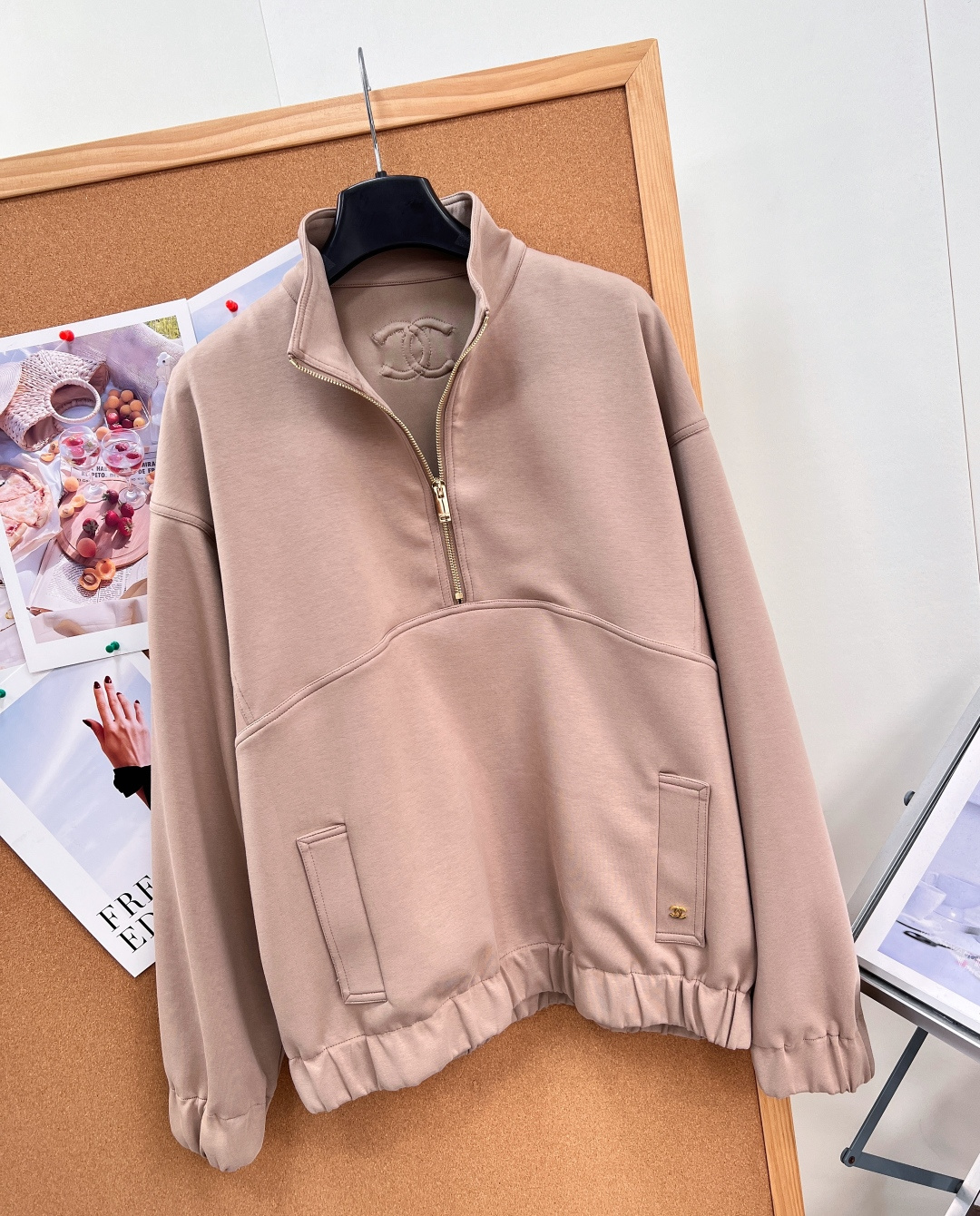 🆕CHANEL🤎小香26早秋奶茶色半拉链卫衣,松弛显贵氛围感✨早秋本命温柔驼调奶茶色,不挑黄皮,上身自带柔焦滤镜,耐看又 🆕CHANEL🤎小香26早秋奶茶色半拉链卫衣,松弛显贵氛围感✨早秋本命温柔驼调奶茶色,不挑黄皮,上身自带柔焦滤镜,耐看又