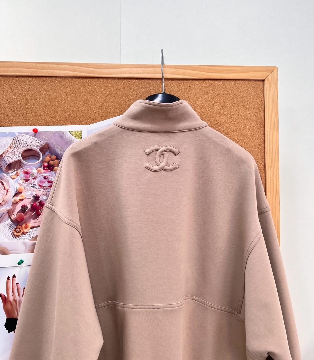 🆕CHANEL🤎小香26早秋奶茶色半拉链卫衣,松弛显贵氛围感✨早秋本命温柔驼调奶茶色,不挑黄皮,上身自带柔焦滤镜,耐看又 🆕CHANEL🤎小香26早秋奶茶色半拉链卫衣,松弛显贵氛围感✨早秋本命温柔驼调奶茶色,不挑黄皮,上身自带柔焦滤镜,耐看又