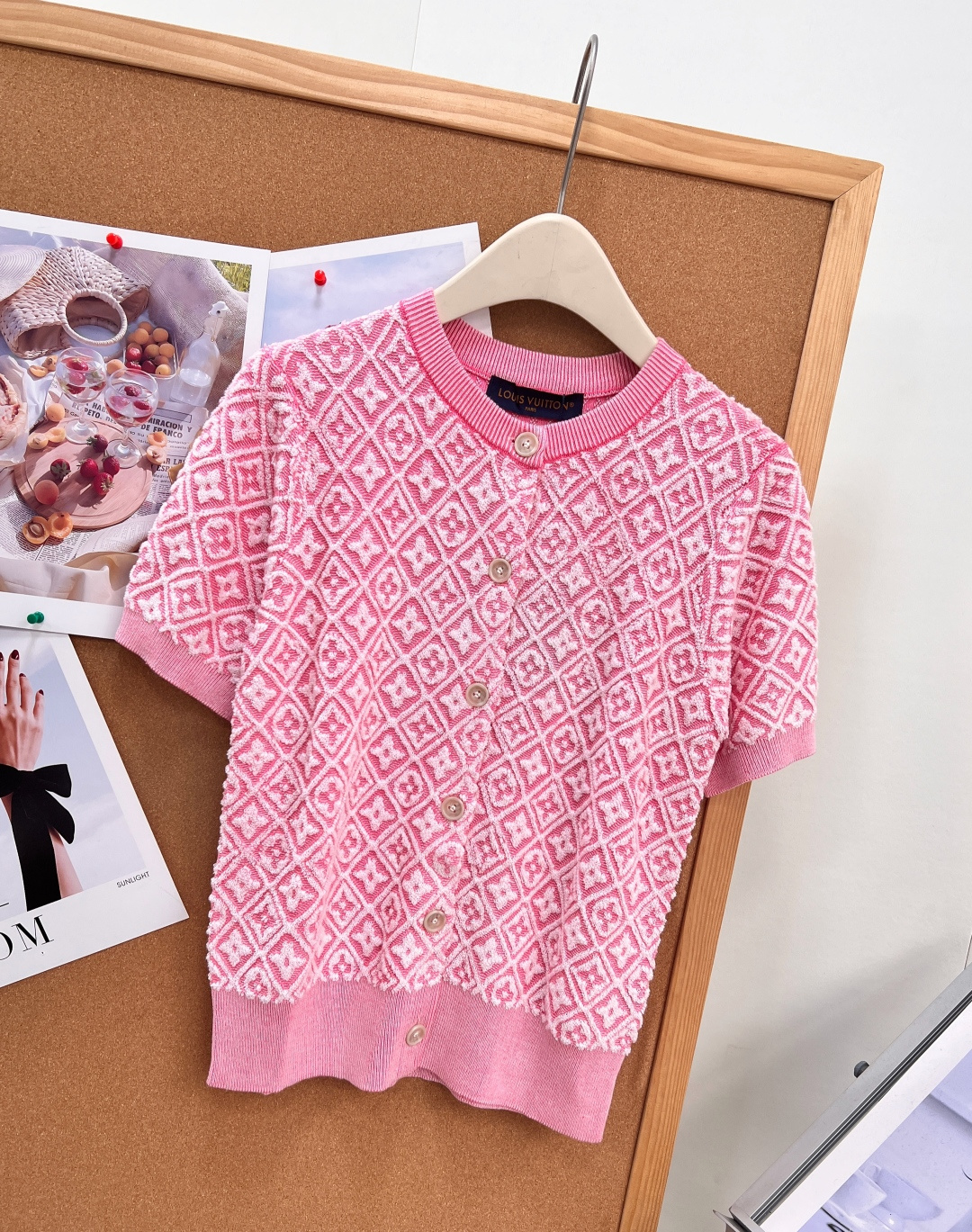 🆕LOUIS VUITTON26早秋满身菱格提花短袖开衫|甜系复古少女✨蓝、粉双色上线,温柔撞色菱格浮雕提花,满身品牌暗 🆕LOUIS VUITTON26早秋满身菱格提花短袖开衫|甜系复古少女✨蓝、粉双色上线,温柔撞色菱格浮雕提花,满身品牌暗