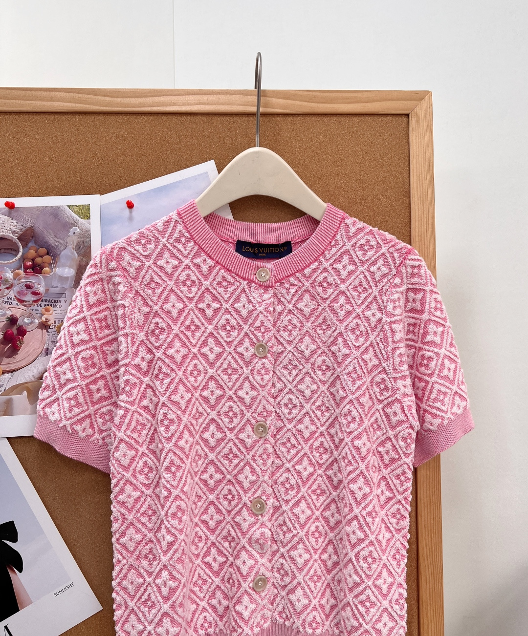 🆕LOUIS VUITTON26早秋满身菱格提花短袖开衫|甜系复古少女✨蓝、粉双色上线,温柔撞色菱格浮雕提花,满身品牌暗 🆕LOUIS VUITTON26早秋满身菱格提花短袖开衫|甜系复古少女✨蓝、粉双色上线,温柔撞色菱格浮雕提花,满身品牌暗