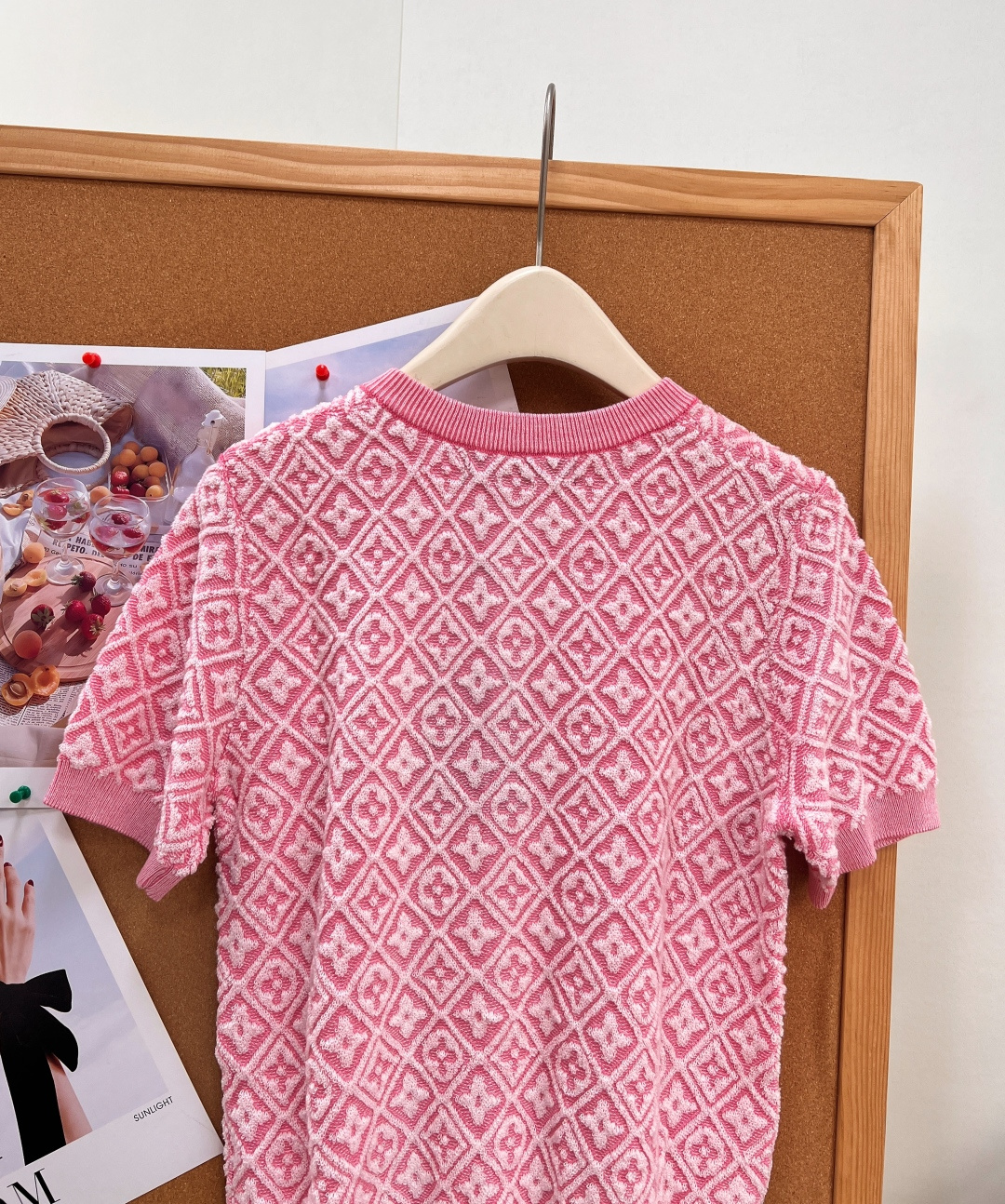 🆕LOUIS VUITTON26早秋满身菱格提花短袖开衫|甜系复古少女✨蓝、粉双色上线,温柔撞色菱格浮雕提花,满身品牌暗 🆕LOUIS VUITTON26早秋满身菱格提花短袖开衫|甜系复古少女✨蓝、粉双色上线,温柔撞色菱格浮雕提花,满身品牌暗
