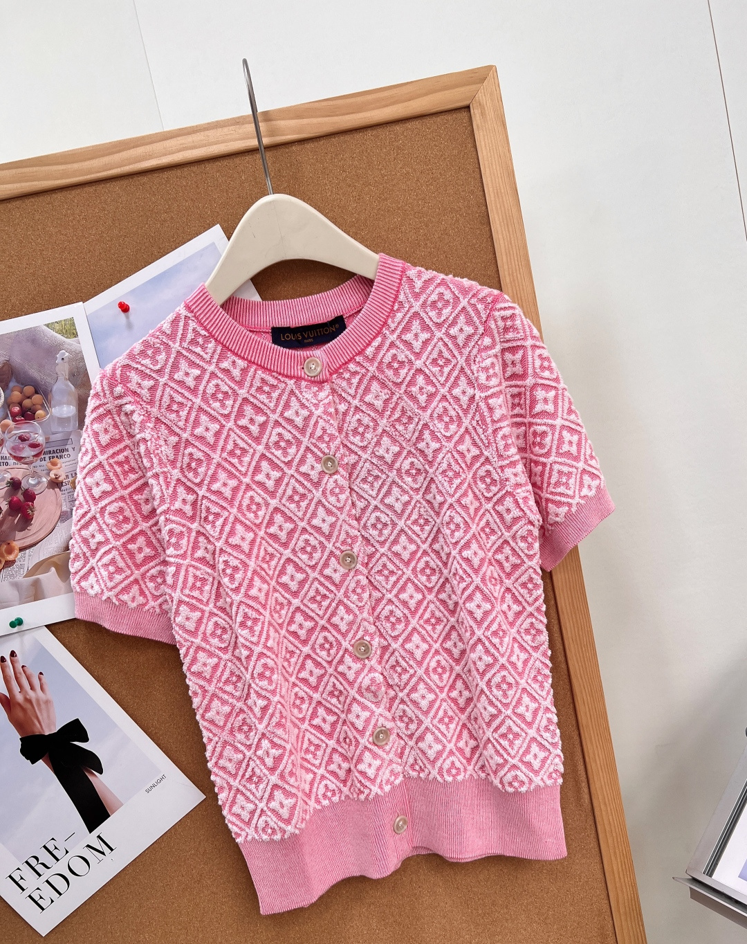 🆕LOUIS VUITTON26早秋满身菱格提花短袖开衫|甜系复古少女✨蓝、粉双色上线,温柔撞色菱格浮雕提花,满身品牌暗 🆕LOUIS VUITTON26早秋满身菱格提花短袖开衫|甜系复古少女✨蓝、粉双色上线,温柔撞色菱格浮雕提花,满身品牌暗