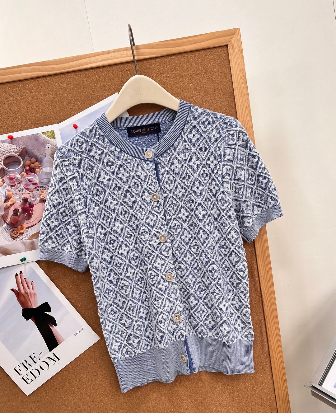 🆕LOUIS VUITTON26早秋满身菱格提花短袖开衫|甜系复古少女✨蓝、粉双色上线,温柔撞色菱格浮雕提花,满身品牌暗 🆕LOUIS VUITTON26早秋满身菱格提花短袖开衫|甜系复古少女✨蓝、粉双色上线,温柔撞色菱格浮雕提花,满身品牌暗
