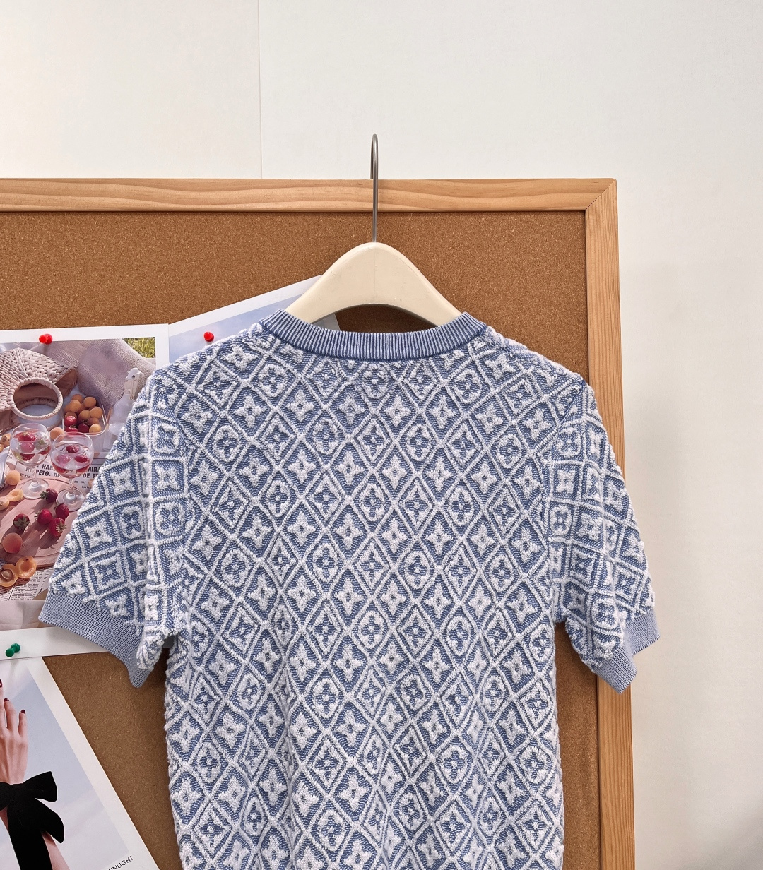 🆕LOUIS VUITTON26早秋满身菱格提花短袖开衫|甜系复古少女✨蓝、粉双色上线,温柔撞色菱格浮雕提花,满身品牌暗 🆕LOUIS VUITTON26早秋满身菱格提花短袖开衫|甜系复古少女✨蓝、粉双色上线,温柔撞色菱格浮雕提花,满身品牌暗