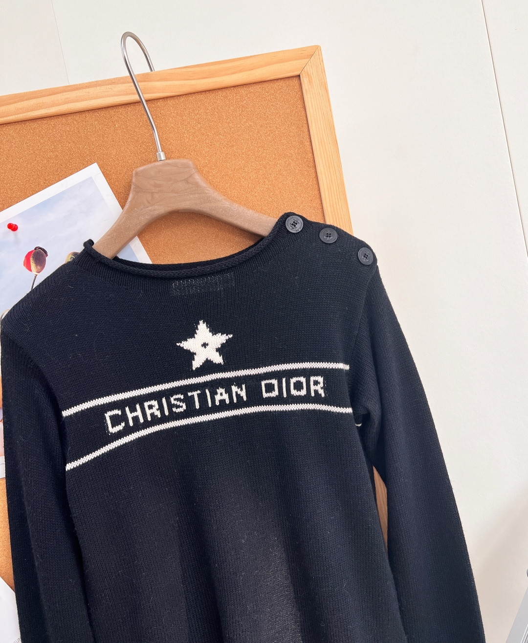 🆕Dior26早秋五角星提花针织长袖,复古休闲松弛感✨三色齐发|经典黑/奶白/花灰,不挑肤色,早秋刚需内搭&单穿。衣身五 🆕Dior26早秋五角星提花针织长袖,复古休闲松弛感✨三色齐发|经典黑/奶白/花灰,不挑肤色,早秋刚需内搭&单穿。衣身五