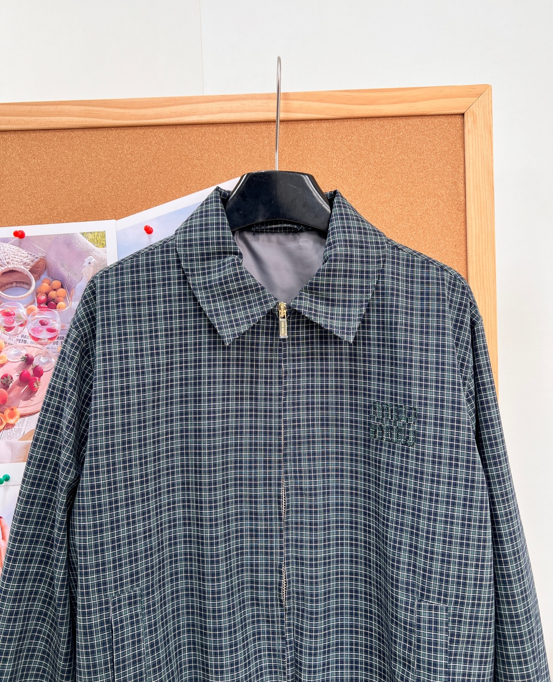 🆕MiuMiu26早秋复古细格纹拉链夹克✨老钱学院风,高级暗调细格纹面料,复古氛围感直接拉满,低调不浮夸。 经典翻领+金 🆕MiuMiu26早秋复古细格纹拉链夹克✨老钱学院风,高级暗调细格纹面料,复古氛围感直接拉满,低调不浮夸。 经典翻领+金