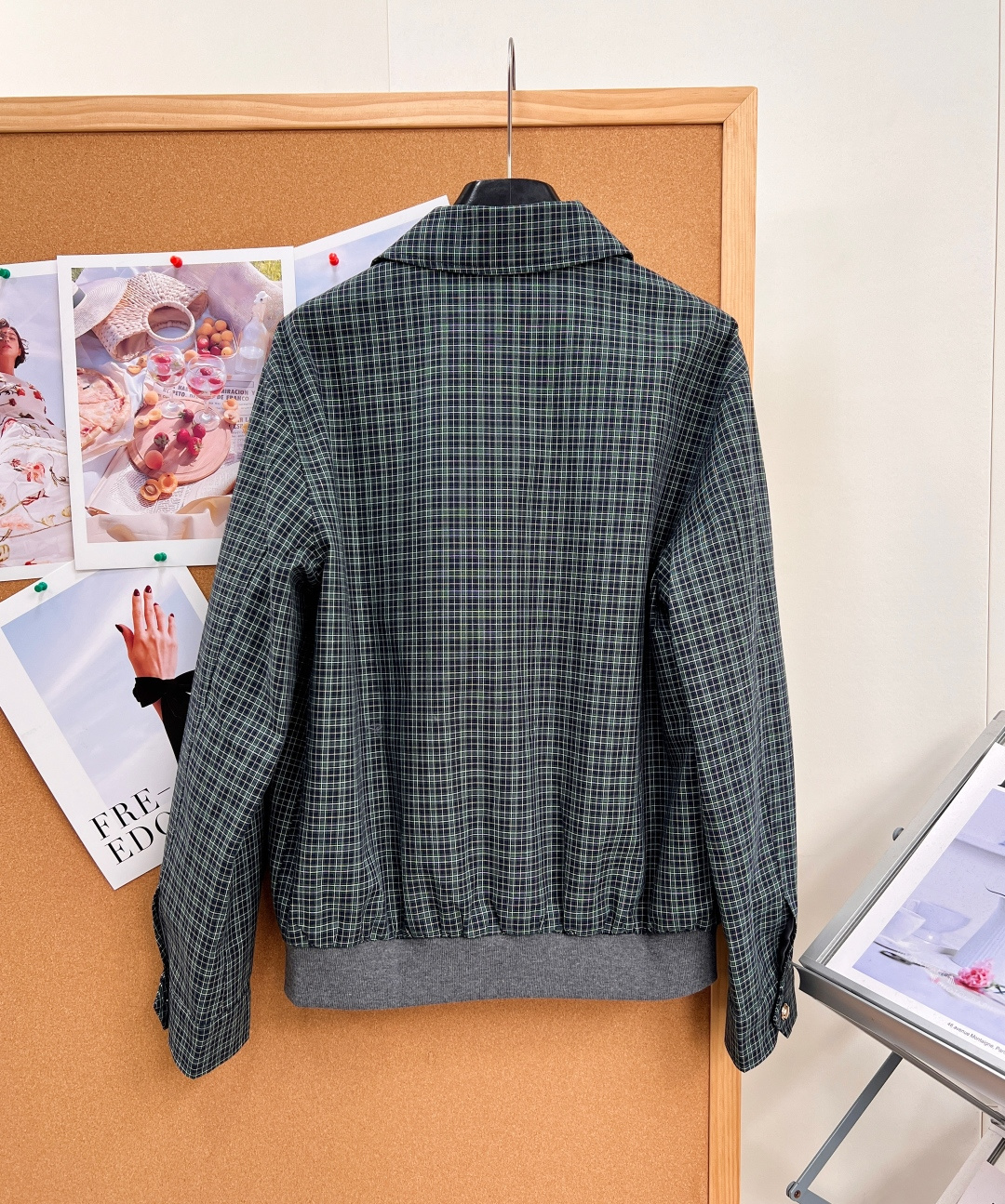 🆕MiuMiu26早秋复古细格纹拉链夹克✨老钱学院风,高级暗调细格纹面料,复古氛围感直接拉满,低调不浮夸。 经典翻领+金 🆕MiuMiu26早秋复古细格纹拉链夹克✨老钱学院风,高级暗调细格纹面料,复古氛围感直接拉满,低调不浮夸。 经典翻领+金