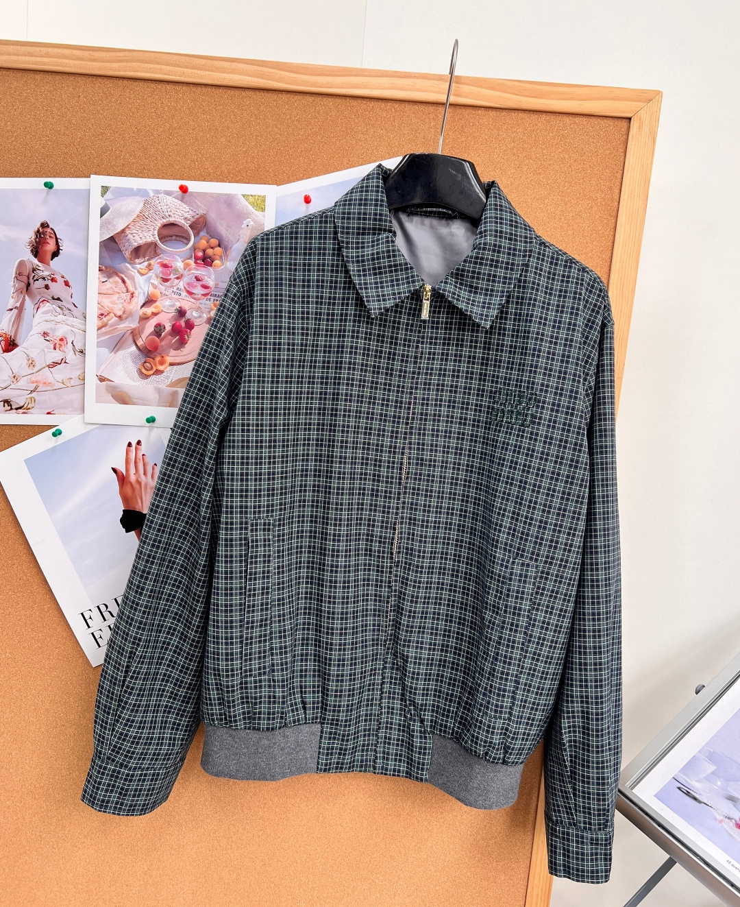 🆕MiuMiu26早秋复古细格纹拉链夹克✨老钱学院风,高级暗调细格纹面料,复古氛围感直接拉满,低调不浮夸。 经典翻领+金 🆕MiuMiu26早秋复古细格纹拉链夹克✨老钱学院风,高级暗调细格纹面料,复古氛围感直接拉满,低调不浮夸。 经典翻领+金