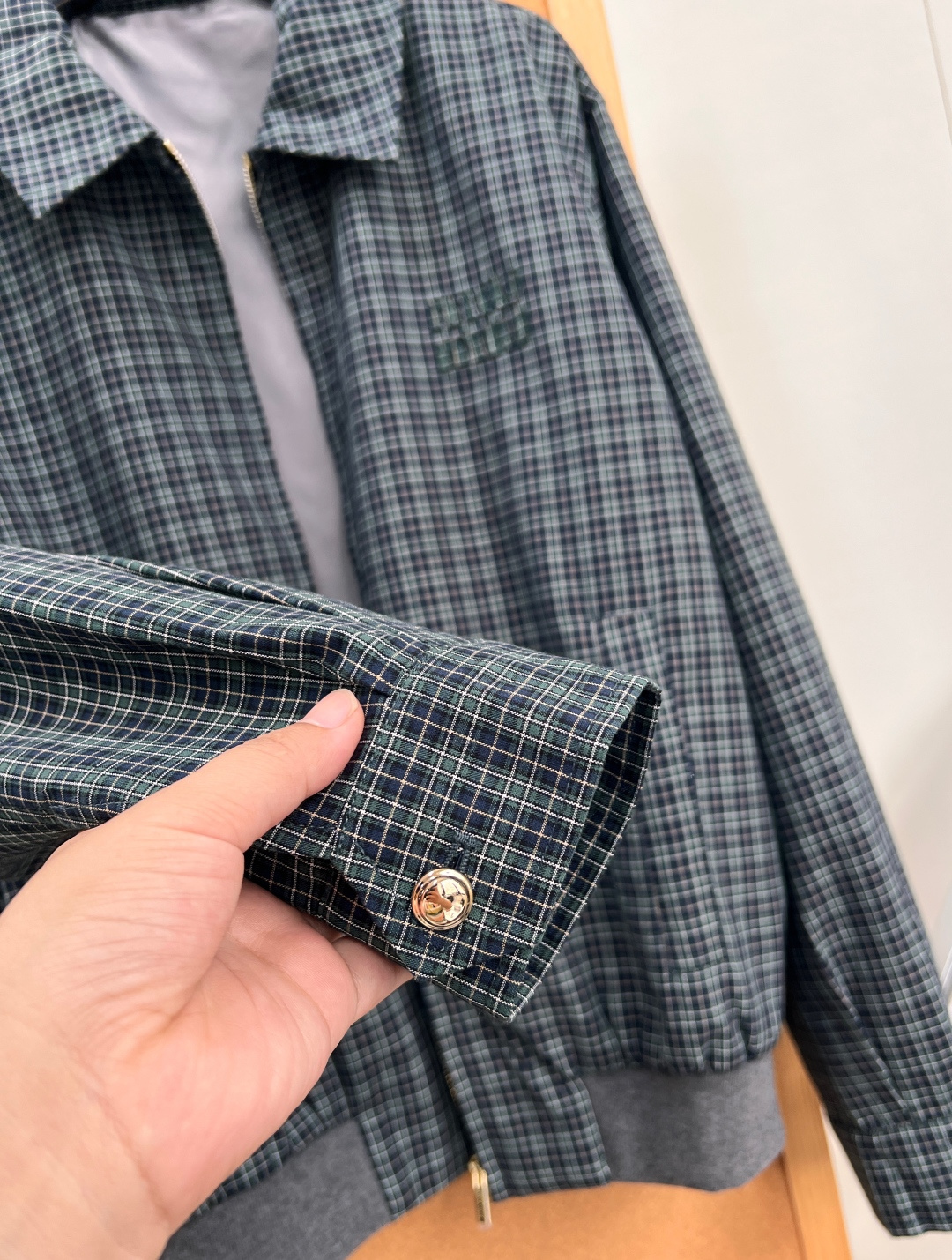 🆕MiuMiu26早秋复古细格纹拉链夹克✨老钱学院风,高级暗调细格纹面料,复古氛围感直接拉满,低调不浮夸。 经典翻领+金 🆕MiuMiu26早秋复古细格纹拉链夹克✨老钱学院风,高级暗调细格纹面料,复古氛围感直接拉满,低调不浮夸。 经典翻领+金