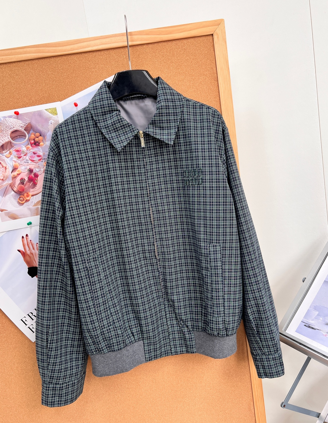 🆕MiuMiu26早秋复古细格纹拉链夹克✨老钱学院风,高级暗调细格纹面料,复古氛围感直接拉满,低调不浮夸。 经典翻领+金 🆕MiuMiu26早秋复古细格纹拉链夹克✨老钱学院风,高级暗调细格纹面料,复古氛围感直接拉满,低调不浮夸。 经典翻领+金