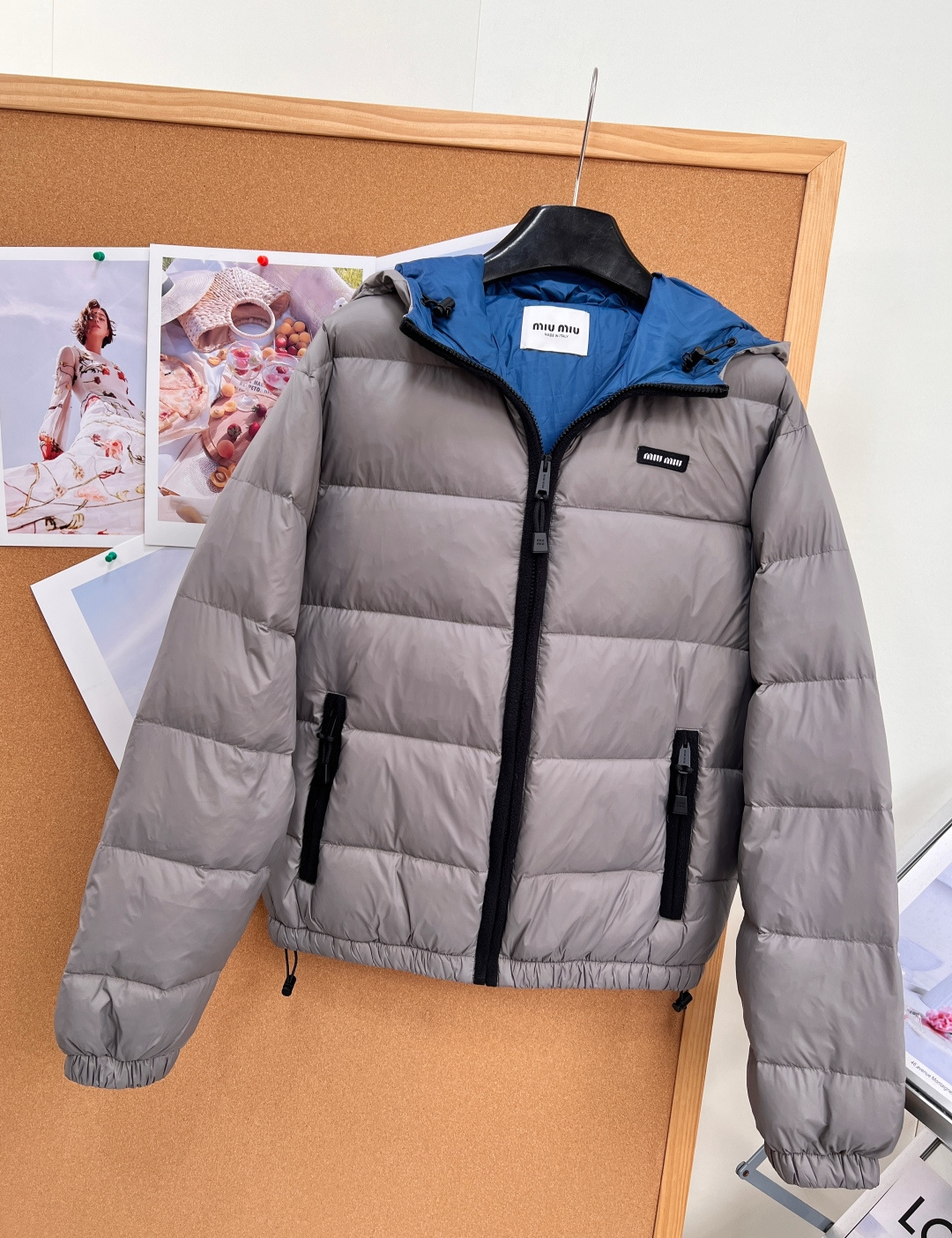 🆕MiuMiu26秋冬冷调银灰连帽短款羽绒服,小个子本命冬日外套,清冷银灰亮面面料,自带利落潮感,视觉高级又耐看。 胸口 🆕MiuMiu26秋冬冷调银灰连帽短款羽绒服,小个子本命冬日外套,清冷银灰亮面面料,自带利落潮感,视觉高级又耐看。 胸口