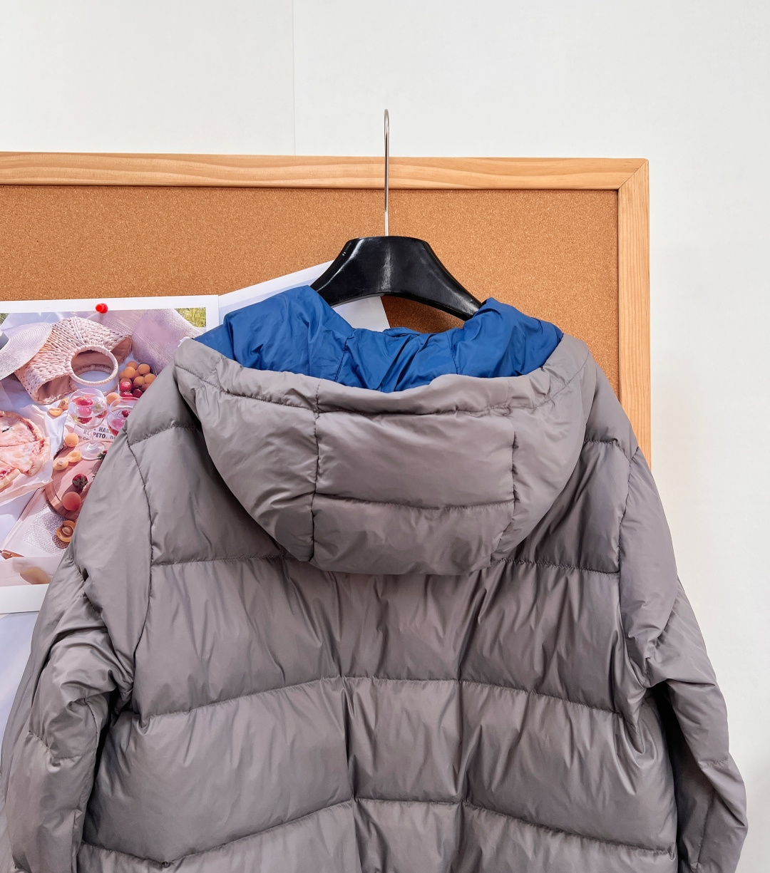 🆕MiuMiu26秋冬冷调银灰连帽短款羽绒服,小个子本命冬日外套,清冷银灰亮面面料,自带利落潮感,视觉高级又耐看。 胸口 🆕MiuMiu26秋冬冷调银灰连帽短款羽绒服,小个子本命冬日外套,清冷银灰亮面面料,自带利落潮感,视觉高级又耐看。 胸口