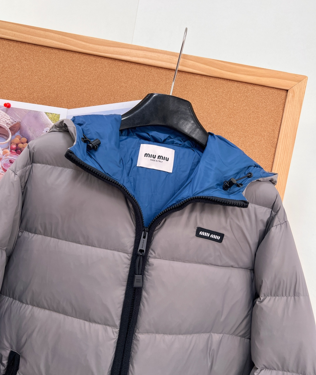 🆕MiuMiu26秋冬冷调银灰连帽短款羽绒服,小个子本命冬日外套,清冷银灰亮面面料,自带利落潮感,视觉高级又耐看。 胸口 🆕MiuMiu26秋冬冷调银灰连帽短款羽绒服,小个子本命冬日外套,清冷银灰亮面面料,自带利落潮感,视觉高级又耐看。 胸口