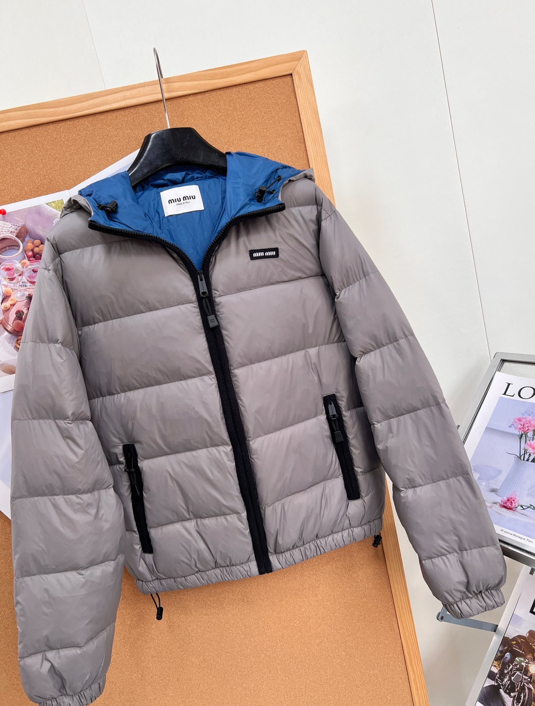 🆕MiuMiu26秋冬冷调银灰连帽短款羽绒服,小个子本命冬日外套,清冷银灰亮面面料,自带利落潮感,视觉高级又耐看。 胸口 🆕MiuMiu26秋冬冷调银灰连帽短款羽绒服,小个子本命冬日外套,清冷银灰亮面面料,自带利落潮感,视觉高级又耐看。 胸口