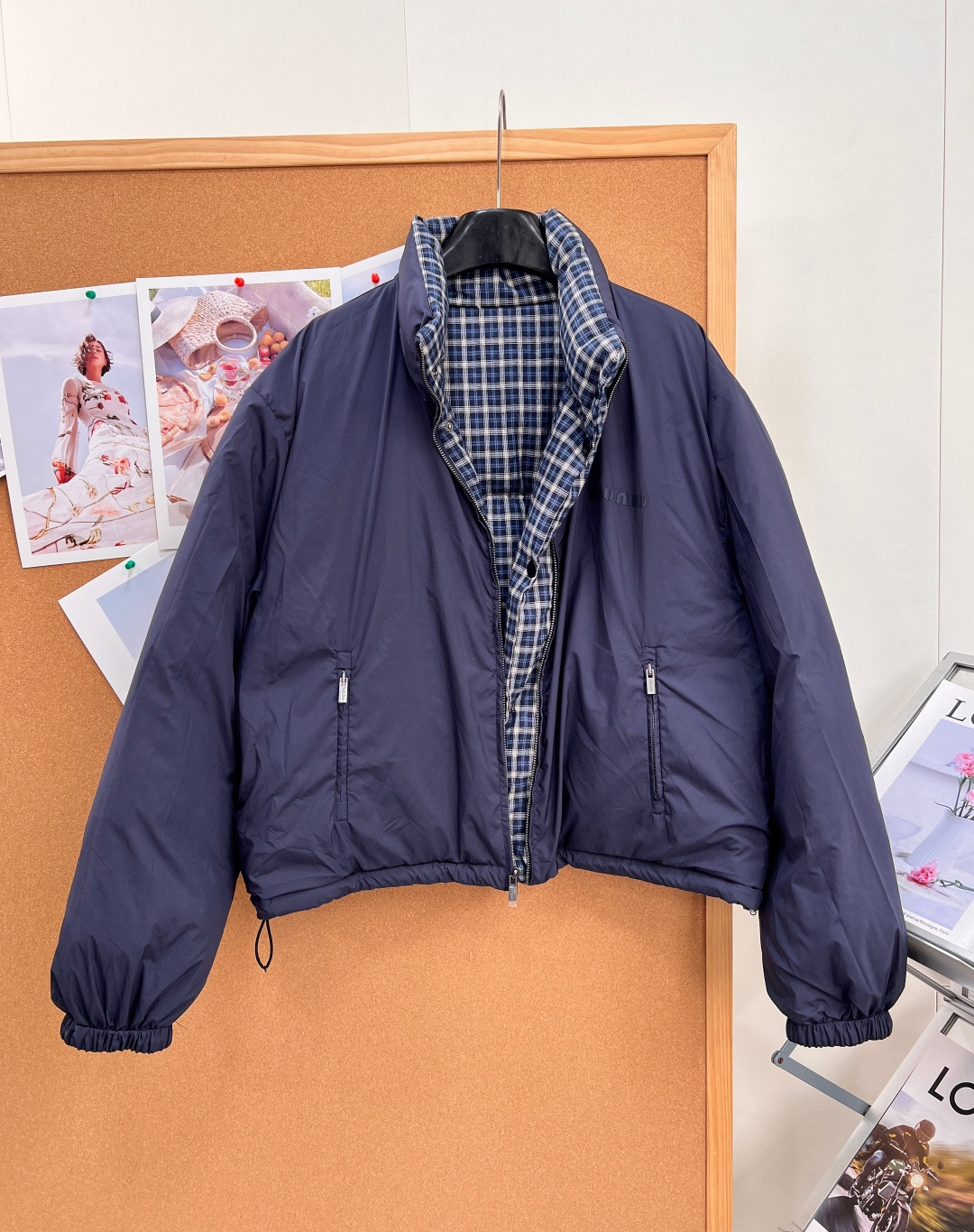 🆕MiuMiu26秋冬双面穿短款羽绒服｜复古学院少女天花板✨一衣两穿设计，解锁两种风格！一面复古蓝白格纹，满满学院氛围感