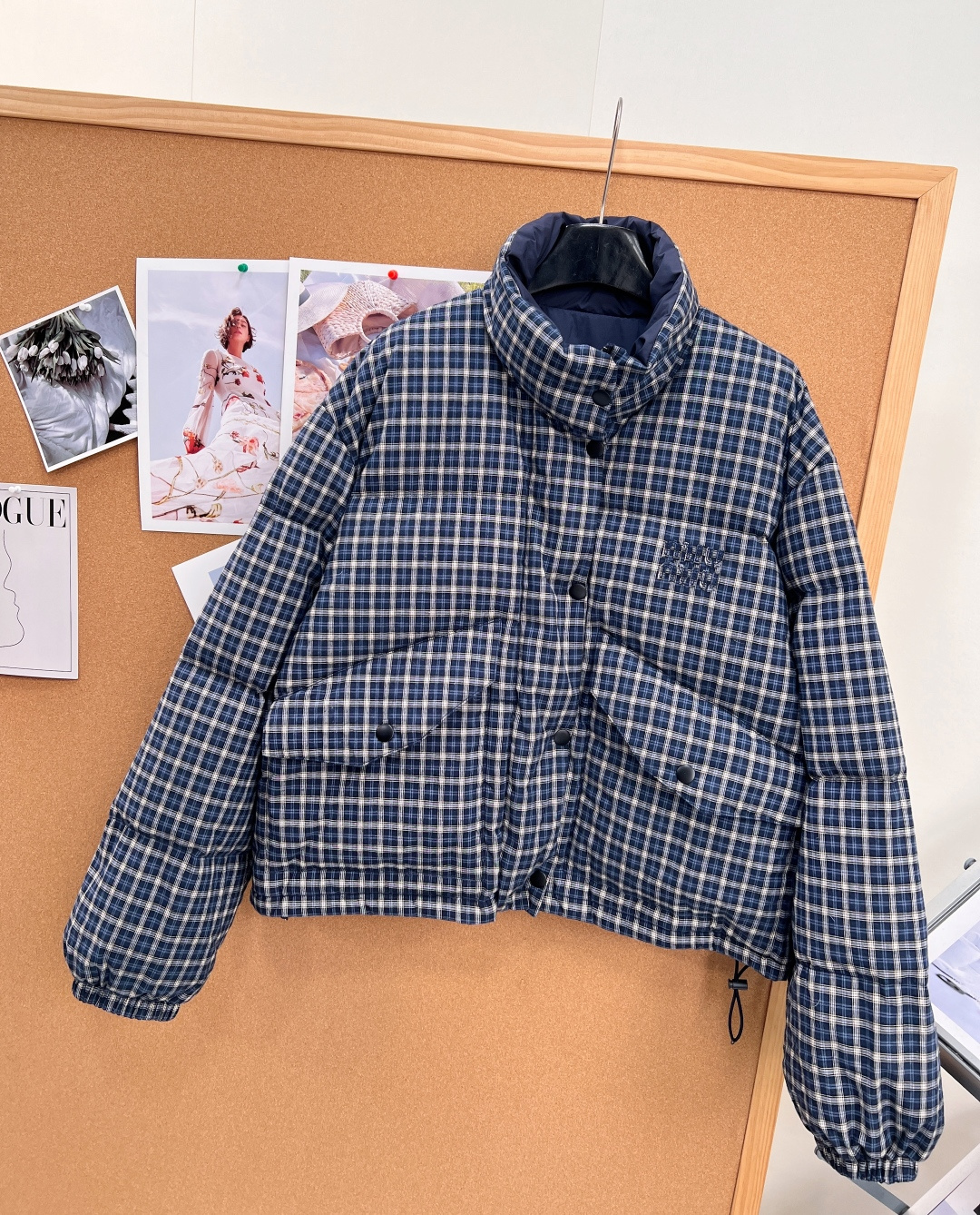 🆕MiuMiu26秋冬双面穿短款羽绒服｜复古学院少女天花板✨一衣两穿设计，解锁两种风格！一面复古蓝白格纹，满满学院氛围感
