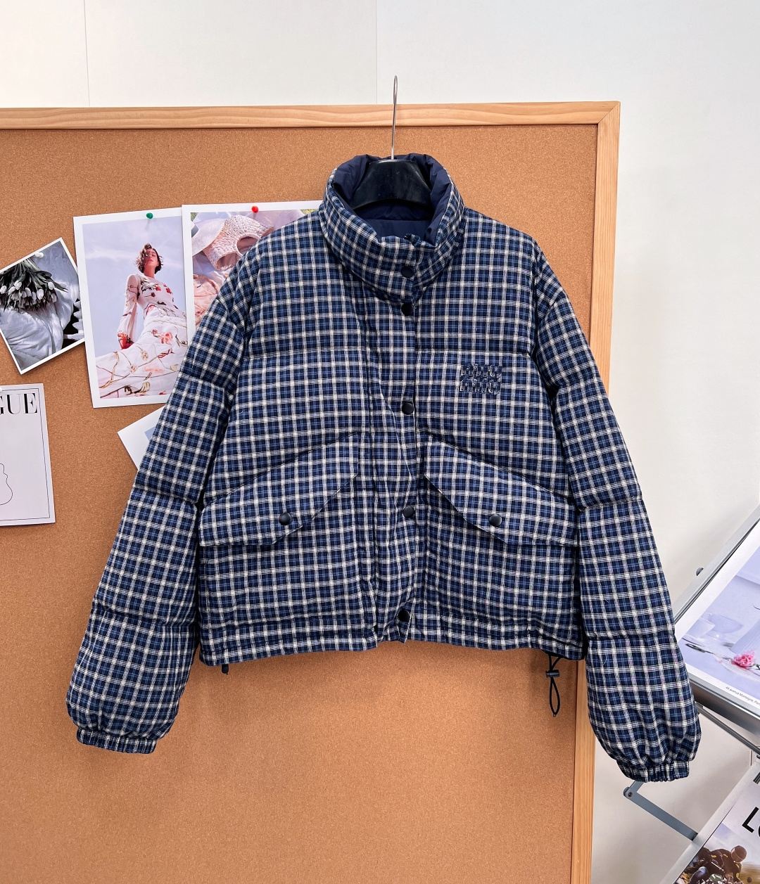 🆕MiuMiu26秋冬双面穿短款羽绒服|复古学院少女天花板✨一衣两穿设计,解锁两种风格!一面复古蓝白格纹,满满学院氛围感 🆕MiuMiu26秋冬双面穿短款羽绒服|复古学院少女天花板✨一衣两穿设计,解锁两种风格!一面复古蓝白格纹,满满学院氛围感