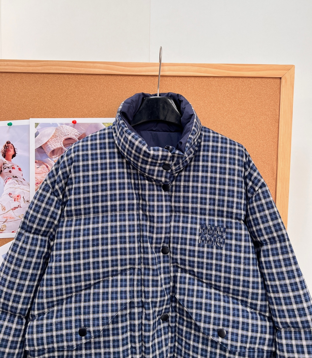 🆕MiuMiu26秋冬双面穿短款羽绒服｜复古学院少女天花板✨一衣两穿设计，解锁两种风格！一面复古蓝白格纹，满满学院氛围感
