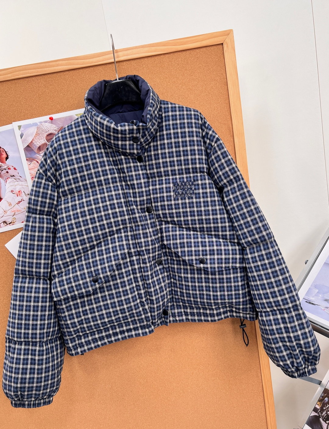 🆕MiuMiu26秋冬双面穿短款羽绒服｜复古学院少女天花板✨一衣两穿设计，解锁两种风格！一面复古蓝白格纹，满满学院氛围感