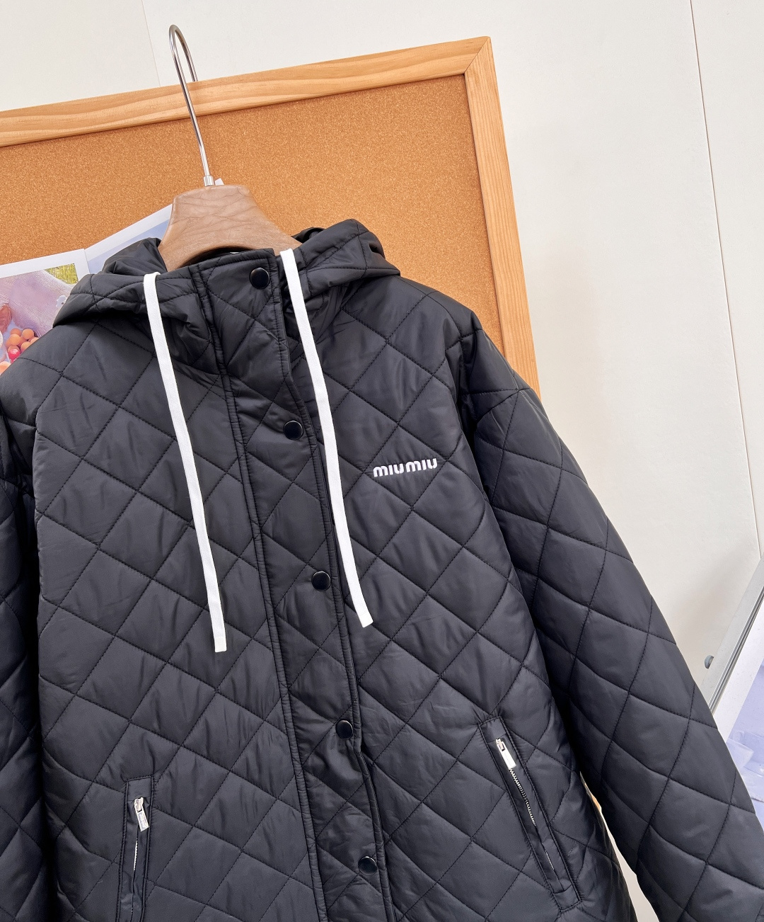 🆕MiuMiu26秋冬菱格连帽棉服,简约甜酷少女冬日刚需✨经典黑色菱格衍缝工艺,线条利落有型,锁棉不跑棉,保暖均衡。 连 🆕MiuMiu26秋冬菱格连帽棉服,简约甜酷少女冬日刚需✨经典黑色菱格衍缝工艺,线条利落有型,锁棉不跑棉,保暖均衡。 连