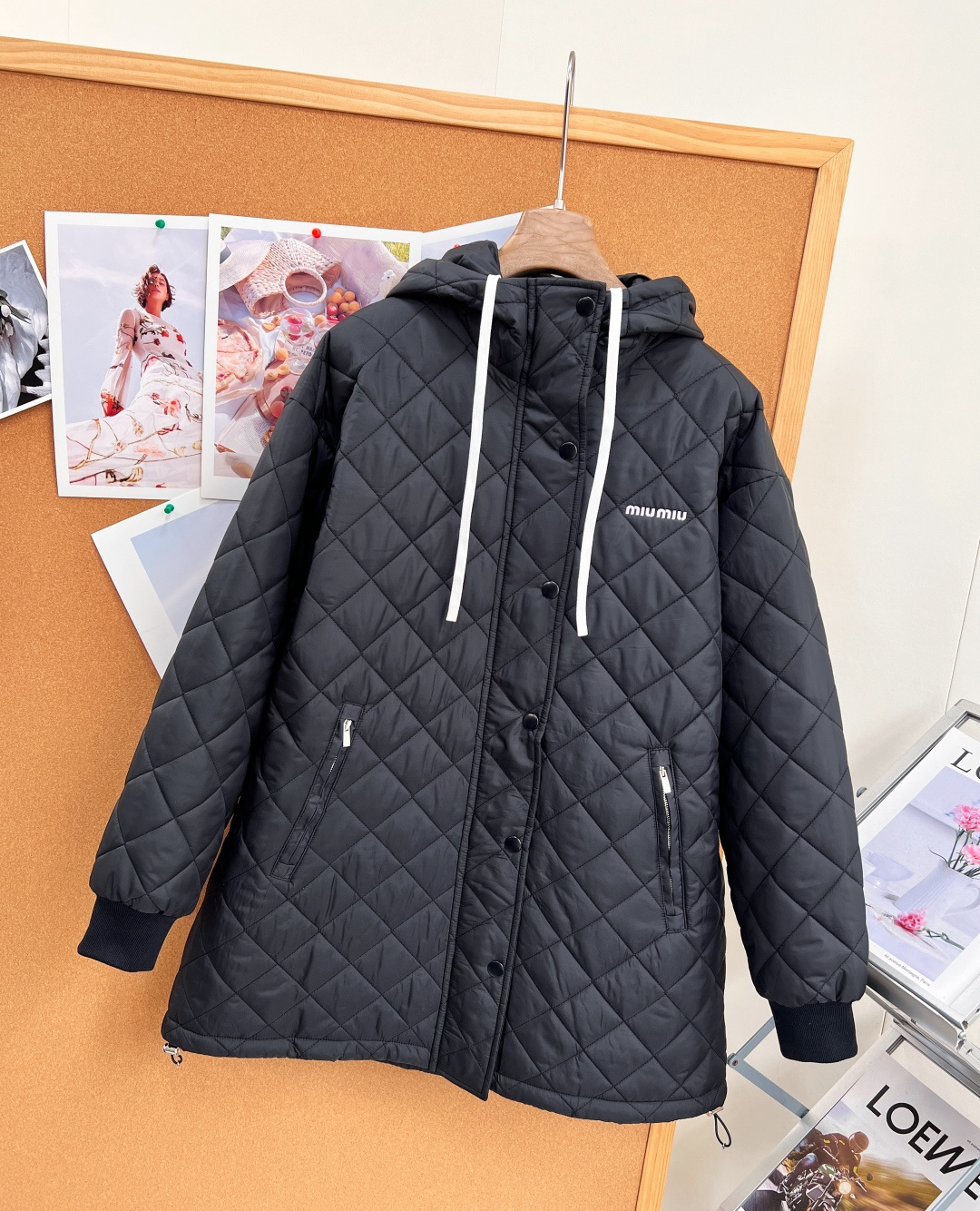 🆕MiuMiu26秋冬菱格连帽棉服,简约甜酷少女冬日刚需✨经典黑色菱格衍缝工艺,线条利落有型,锁棉不跑棉,保暖均衡。 连 🆕MiuMiu26秋冬菱格连帽棉服,简约甜酷少女冬日刚需✨经典黑色菱格衍缝工艺,线条利落有型,锁棉不跑棉,保暖均衡。 连