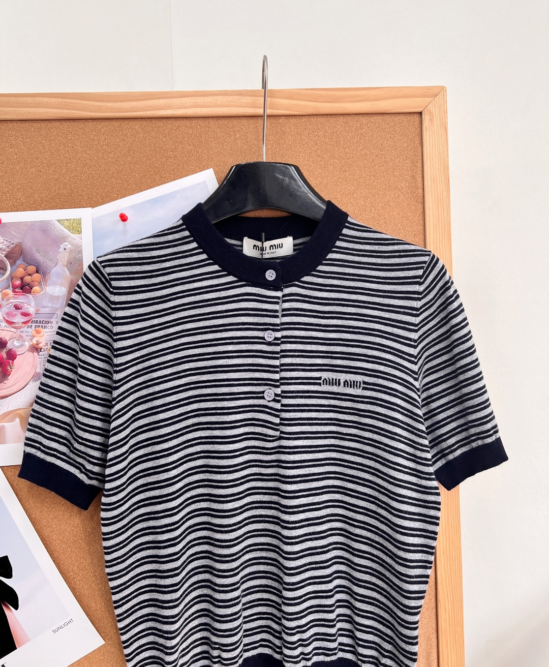 🆕MiuMiu26早秋撞色条纹短袖针织✨复古简约千金感,经典灰藏细条纹,撞色藏青罗纹领口、袖口与下摆,复古氛围感直接拉满 🆕MiuMiu26早秋撞色条纹短袖针织✨复古简约千金感,经典灰藏细条纹,撞色藏青罗纹领口、袖口与下摆,复古氛围感直接拉满
