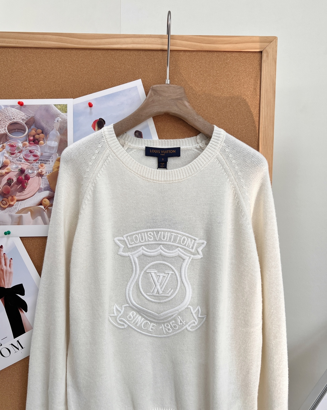 🆕LOUIS VUITTON26早秋盾牌徽标刺绣圆领针织衫✨老钱学院风天花板 经典圆领+插肩袖剪裁,版型松弛不紧绷,对各 🆕LOUIS VUITTON26早秋盾牌徽标刺绣圆领针织衫✨老钱学院风天花板 经典圆领+插肩袖剪裁,版型松弛不紧绷,对各
