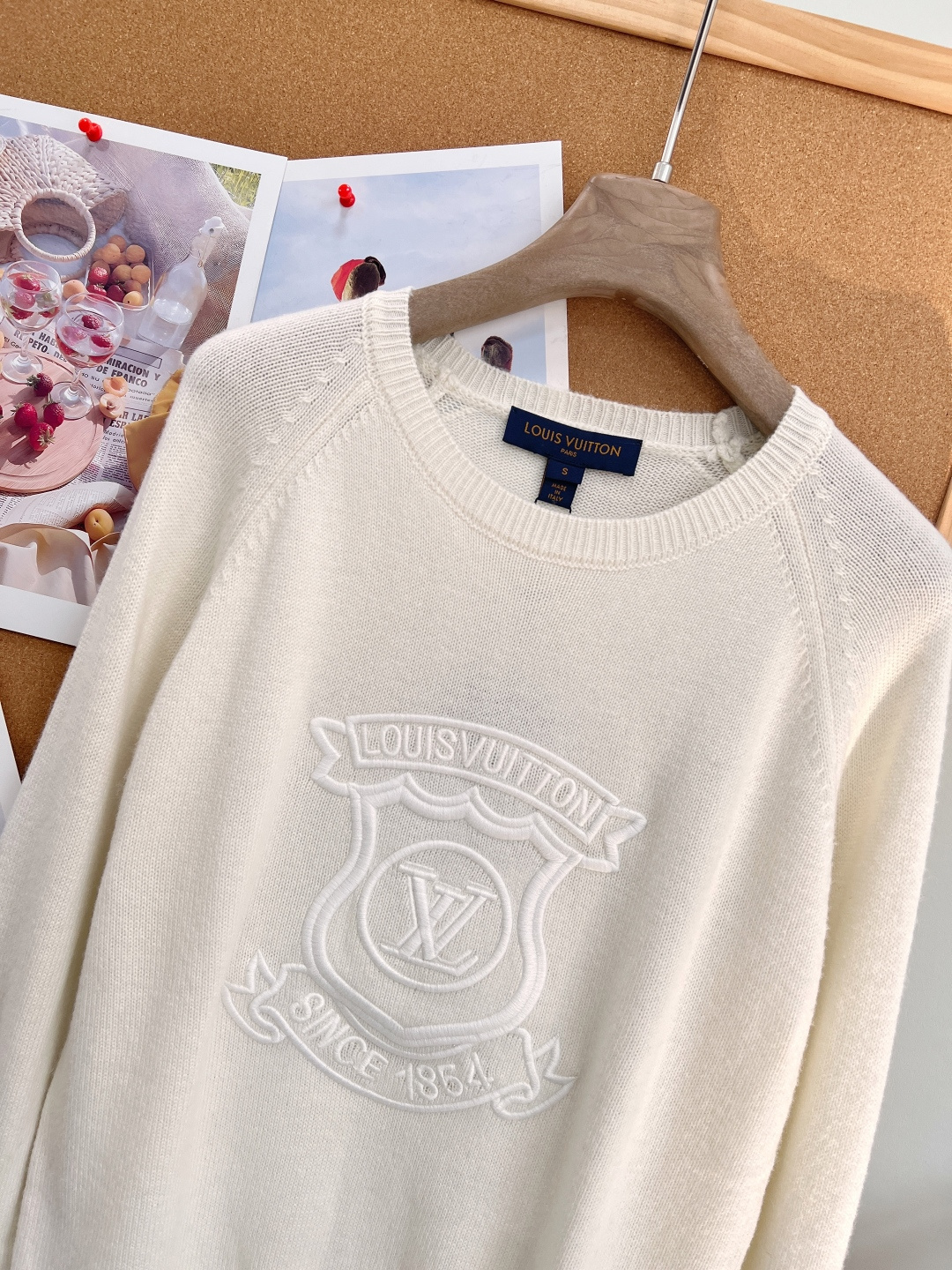 🆕LOUIS VUITTON26早秋盾牌徽标刺绣圆领针织衫✨老钱学院风天花板 经典圆领+插肩袖剪裁,版型松弛不紧绷,对各 🆕LOUIS VUITTON26早秋盾牌徽标刺绣圆领针织衫✨老钱学院风天花板 经典圆领+插肩袖剪裁,版型松弛不紧绷,对各