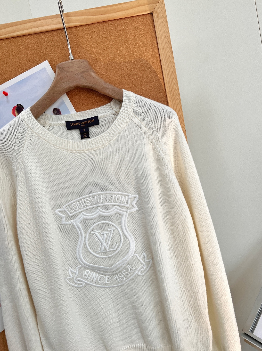 🆕LOUIS VUITTON26早秋盾牌徽标刺绣圆领针织衫✨老钱学院风天花板 经典圆领+插肩袖剪裁,版型松弛不紧绷,对各 🆕LOUIS VUITTON26早秋盾牌徽标刺绣圆领针织衫✨老钱学院风天花板 经典圆领+插肩袖剪裁,版型松弛不紧绷,对各