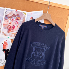 🆕LOUIS VUITTON26早秋盾牌徽标刺绣圆领针织衫✨老钱学院风天花板 经典圆领+插肩袖剪裁,版型松弛不紧绷,对各 🆕LOUIS VUITTON26早秋盾牌徽标刺绣圆领针织衫✨老钱学院风天花板 经典圆领+插肩袖剪裁,版型松弛不紧绷,对各