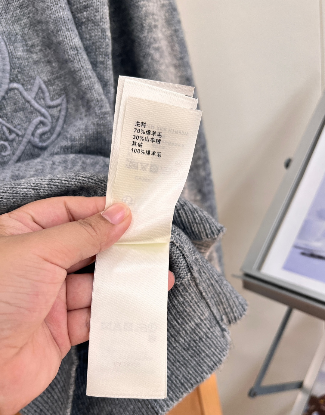 🆕LOUIS VUITTON26早秋盾牌徽标刺绣圆领针织衫✨老钱学院风天花板 经典圆领+插肩袖剪裁,版型松弛不紧绷,对各 🆕LOUIS VUITTON26早秋盾牌徽标刺绣圆领针织衫✨老钱学院风天花板 经典圆领+插肩袖剪裁,版型松弛不紧绷,对各