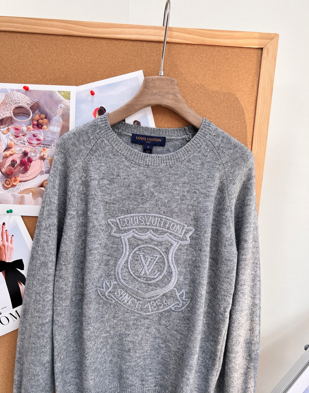 🆕LOUIS VUITTON26早秋盾牌徽标刺绣圆领针织衫✨老钱学院风天花板 经典圆领+插肩袖剪裁,版型松弛不紧绷,对各 🆕LOUIS VUITTON26早秋盾牌徽标刺绣圆领针织衫✨老钱学院风天花板 经典圆领+插肩袖剪裁,版型松弛不紧绷,对各