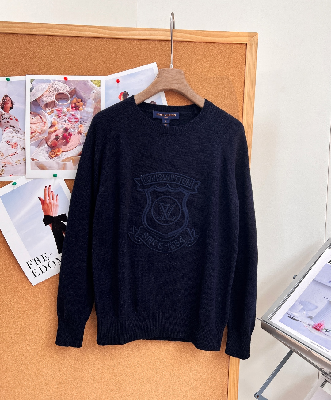 🆕LOUIS VUITTON26早秋盾牌徽标刺绣圆领针织衫✨老钱学院风天花板 经典圆领+插肩袖剪裁,版型松弛不紧绷,对各 🆕LOUIS VUITTON26早秋盾牌徽标刺绣圆领针织衫✨老钱学院风天花板 经典圆领+插肩袖剪裁,版型松弛不紧绷,对各