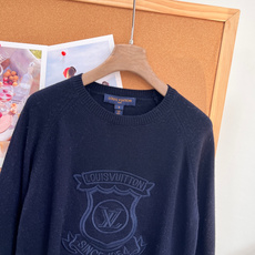 🆕LOUIS VUITTON26早秋盾牌徽标刺绣圆领针织衫✨老钱学院风天花板 经典圆领+插肩袖剪裁,版型松弛不紧绷,对各 🆕LOUIS VUITTON26早秋盾牌徽标刺绣圆领针织衫✨老钱学院风天花板 经典圆领+插肩袖剪裁,版型松弛不紧绷,对各