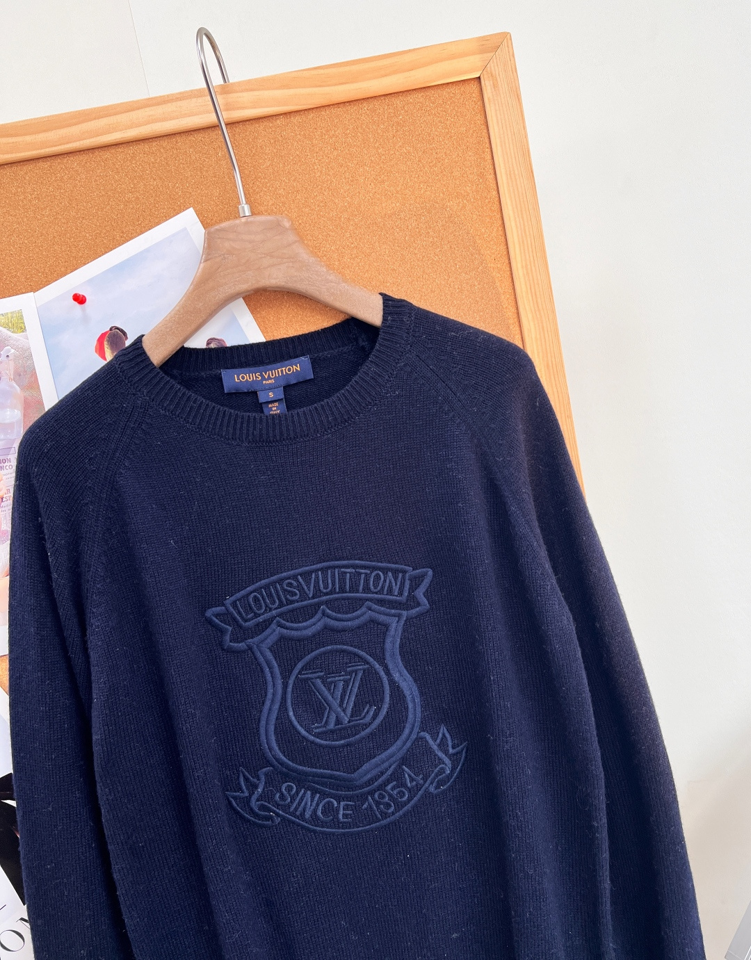 🆕LOUIS VUITTON26早秋盾牌徽标刺绣圆领针织衫✨老钱学院风天花板 经典圆领+插肩袖剪裁,版型松弛不紧绷,对各 🆕LOUIS VUITTON26早秋盾牌徽标刺绣圆领针织衫✨老钱学院风天花板 经典圆领+插肩袖剪裁,版型松弛不紧绷,对各