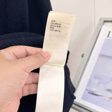 🆕LOUIS VUITTON26早秋盾牌徽标刺绣圆领针织衫✨老钱学院风天花板 经典圆领+插肩袖剪裁,版型松弛不紧绷,对各 🆕LOUIS VUITTON26早秋盾牌徽标刺绣圆领针织衫✨老钱学院风天花板 经典圆领+插肩袖剪裁,版型松弛不紧绷,对各
